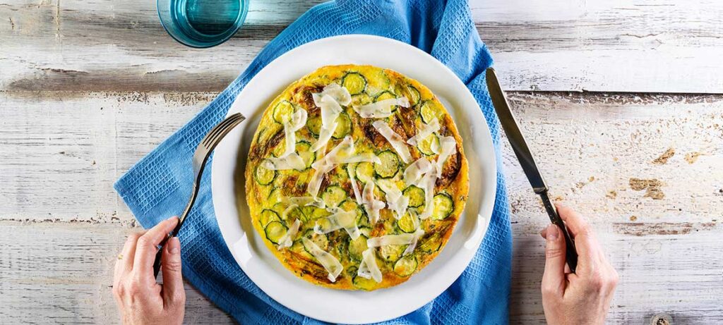 Frittata di zucchine e fiori con Provolone Valpadana