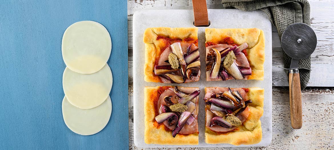 Pizza rossa di kamut con Provolone Valpadana D.O.P. dolce