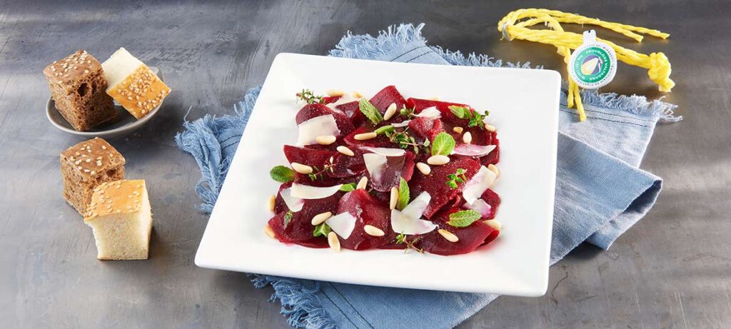 Carpaccio di barbabietola rossa con Provolone Valpadana D.O.P. piccante|