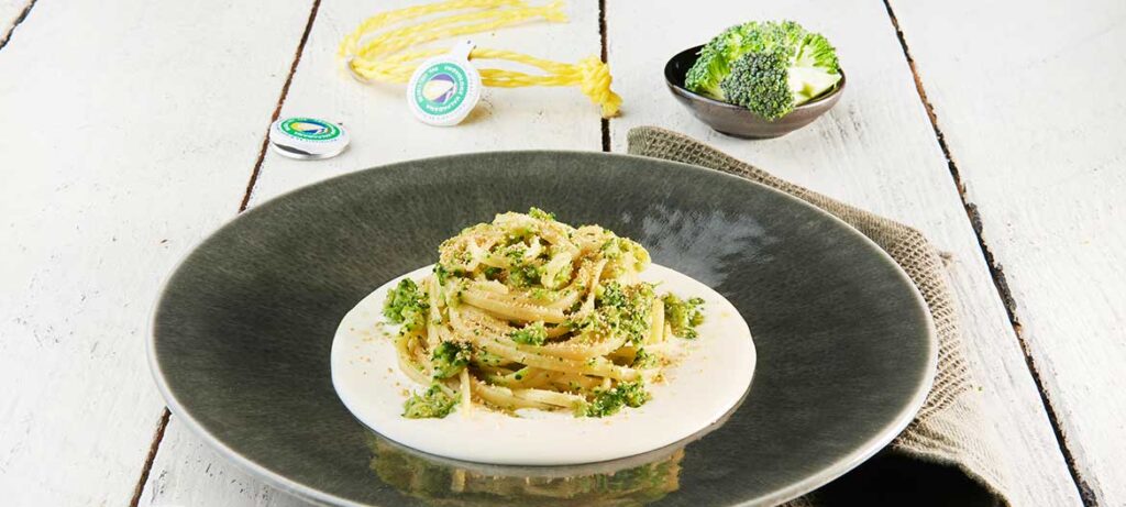 Linguine con brócoli sobre fondue de Provolone Valpadana||