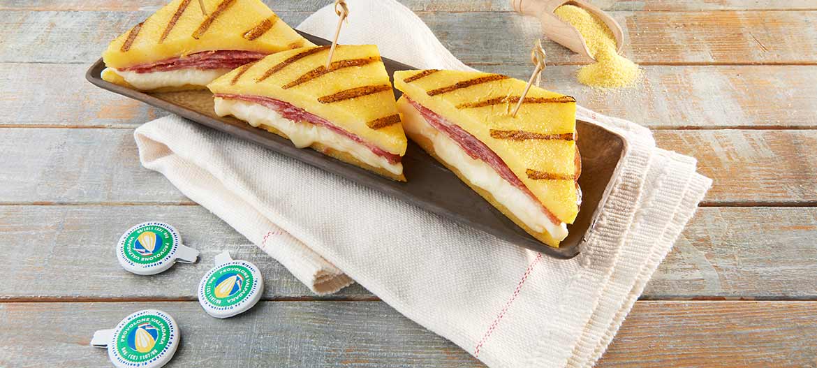 tramezzini di polenta grigliata e provolone valpadana dop